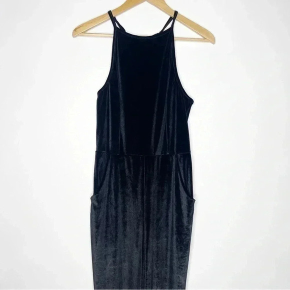 Urban Outfitters Black High Neck Sleeveless Naomi Velvet Jumpsuit Size Medium - Picture 6 of 7